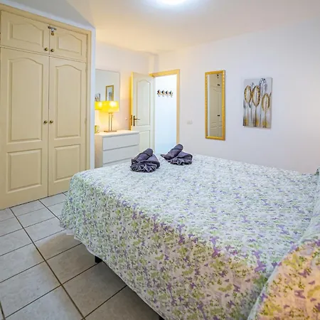 La Dorada En Rocas Del Mar *